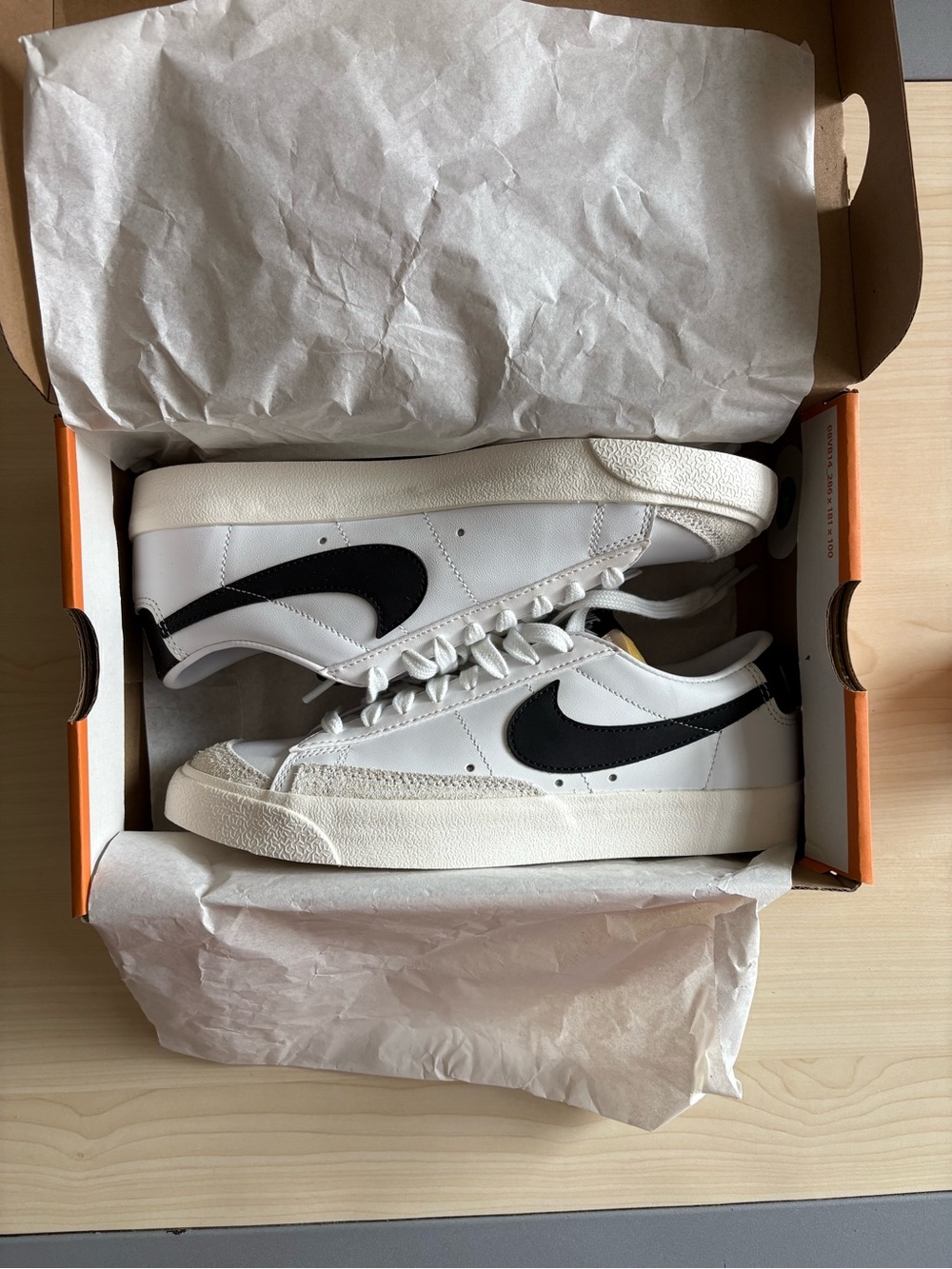 Nike Men's White and Black Low-Top Sneakers